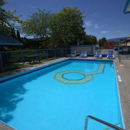 Recreation Inn And Suites Келоуна Экстерьер фото