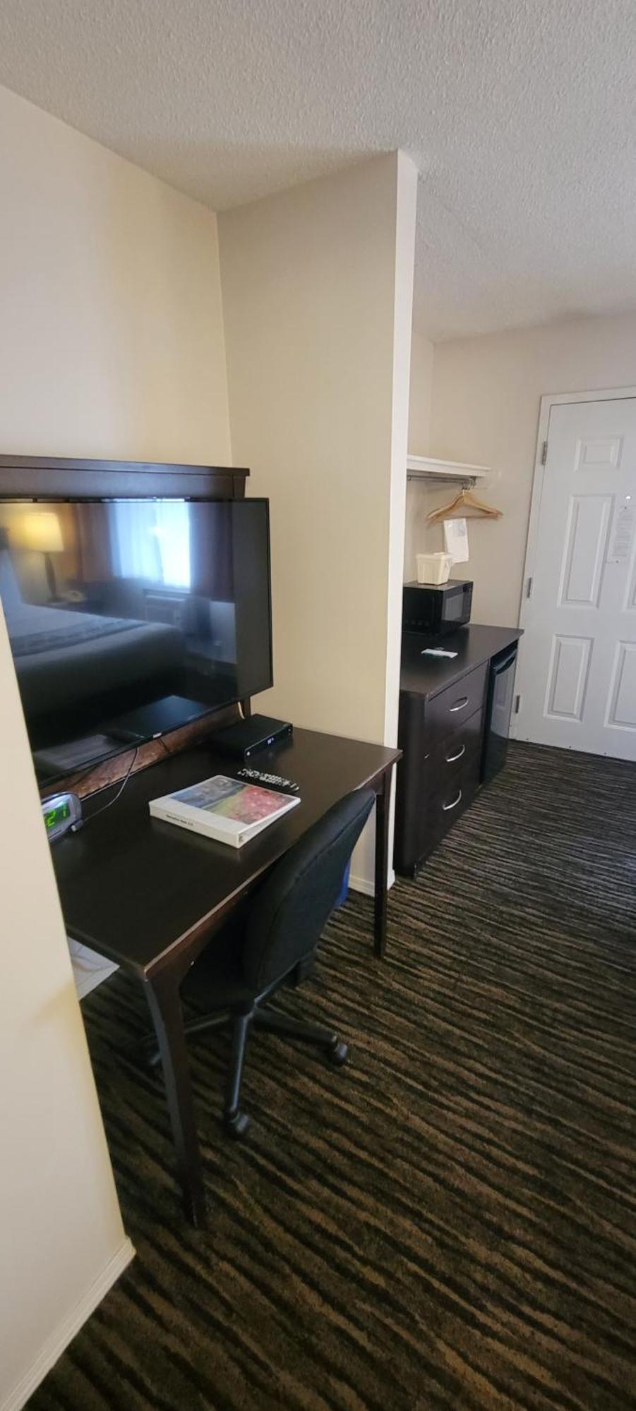 Recreation Inn And Suites Келоуна Экстерьер фото